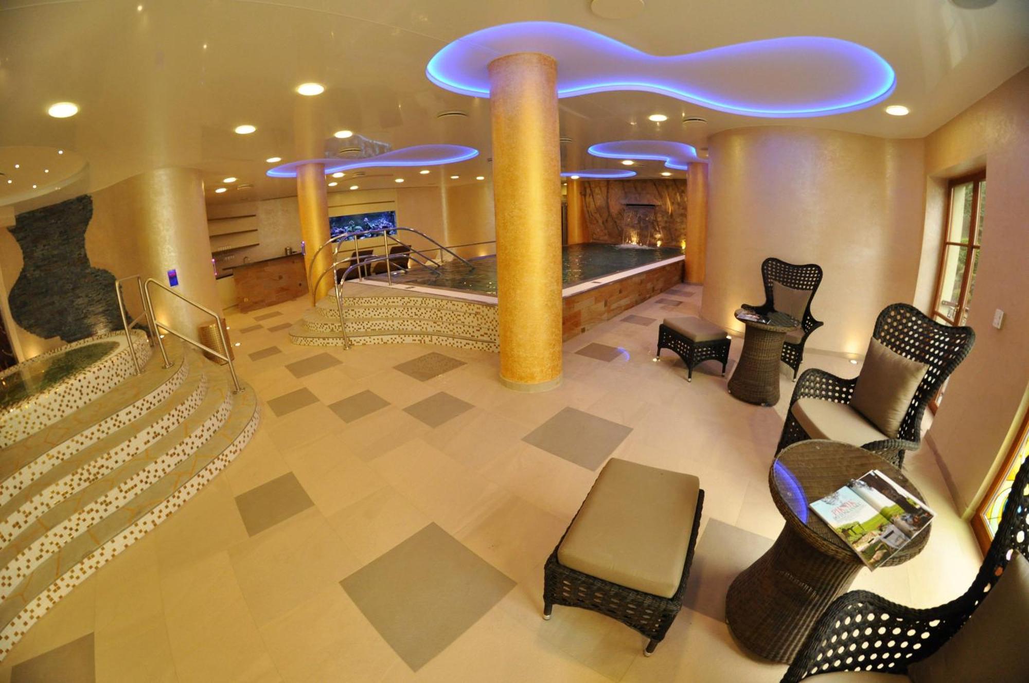 Boutique Hotel Ambiente ****+ KLV Exterior foto