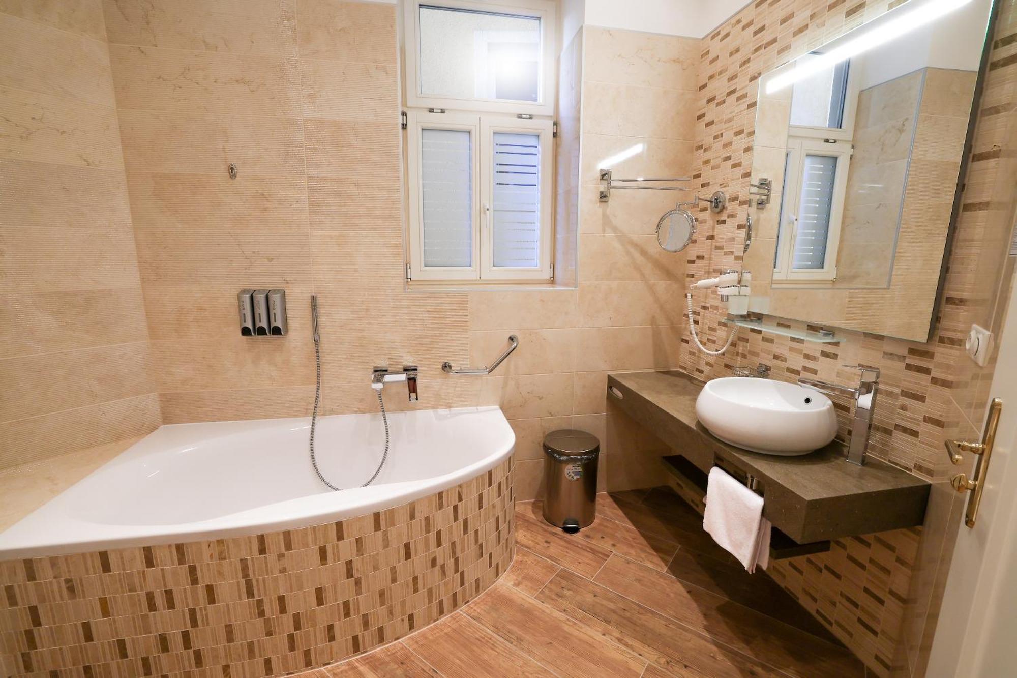 Boutique Hotel Ambiente ****+ KLV Exterior foto